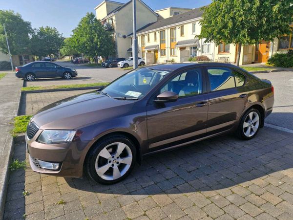 Skoda Octavia Saloon, Diesel, 2014, Brown