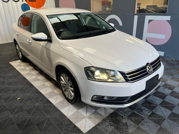 Volkswagen Passat Saloon, Petrol, 2012, White