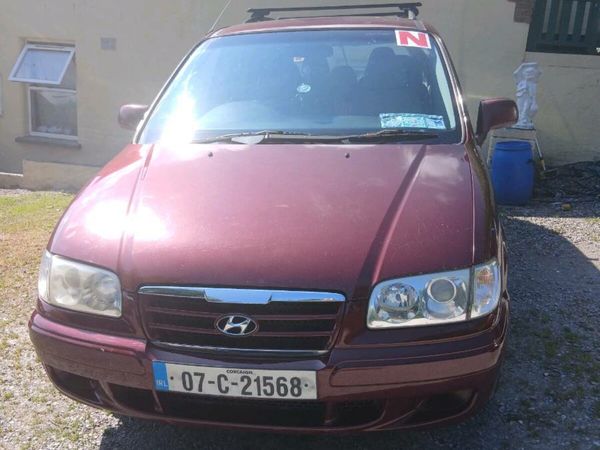 Hyundai Trajet MPV, Petrol, 2007, Red