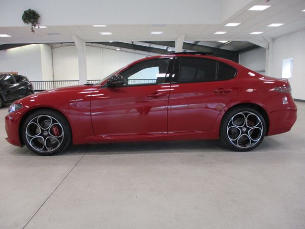 Alfa Romeo Giulia Saloon, Petrol, 2025, Red
