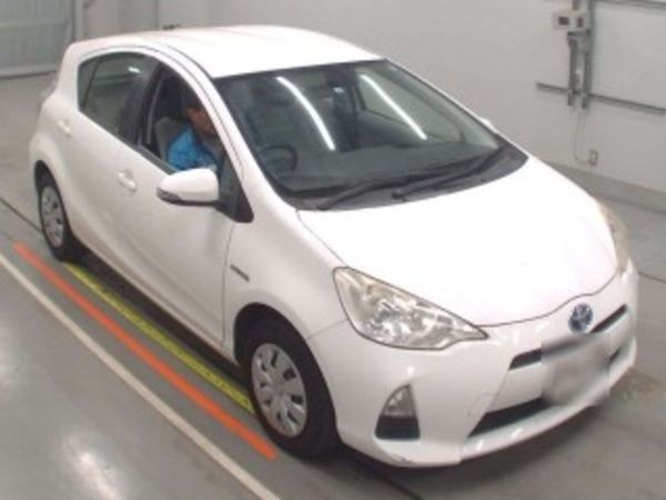 Toyota Aqua Hatchback, Petrol Hybrid, 2013, White