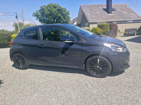 Peugeot 208 Hatchback, Petrol, 2017, Black