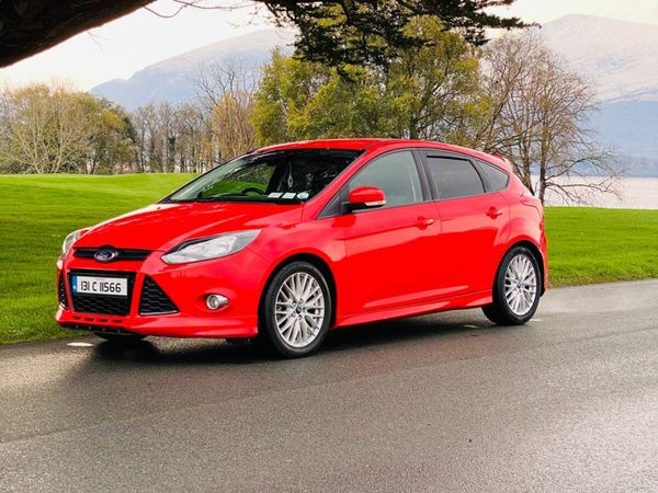 Ford Focus Hatchback, Petrol, 2013, Red