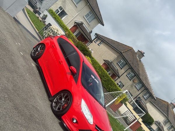 Ford Focus Hatchback, Diesel, 2014, Red