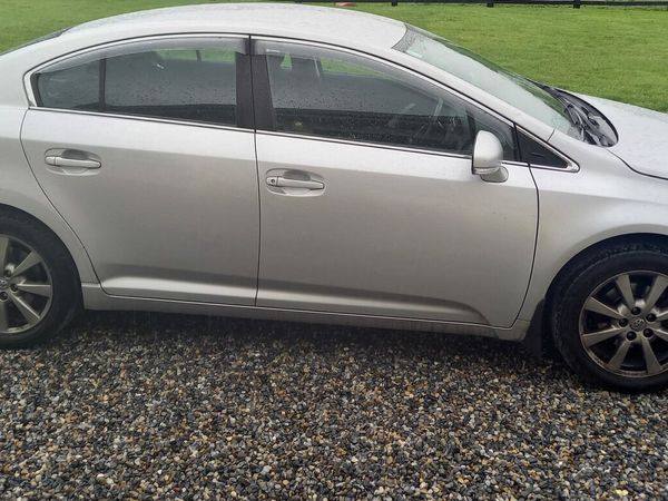 Toyota Avensis Saloon, Diesel, 2012, Silver