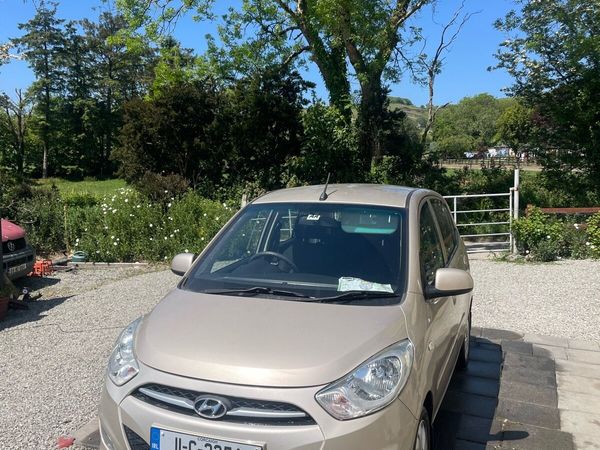 Hyundai i10 Hatchback, Petrol, 2011, Gold