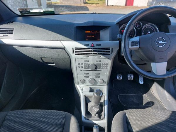 Opel Astra Hatchback, Petrol, 2010, Grey