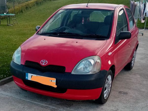 Toyota Yaris Hatchback, Petrol, 2000, Red