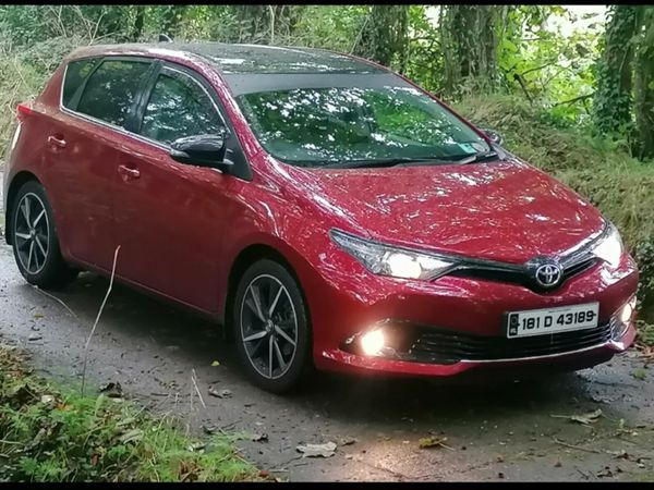 Toyota Auris Hatchback, Petrol, 2018, Red