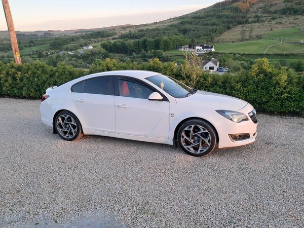 Vauxhall Insignia Hatchback, Diesel, 2016, White