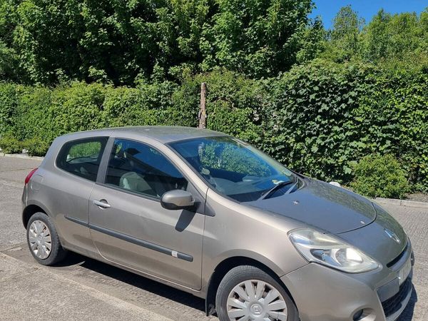 Renault Clio Hatchback, Petrol, 2011, Gold