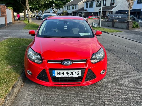 Ford Focus Hatchback, Petrol, 2014, Red