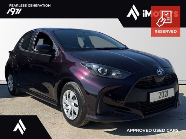 Toyota Yaris Hatchback, Hybrid, 2021, Burgundy