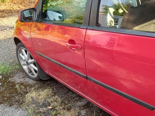 Ford Fiesta Hatchback, Petrol, 2005, Red