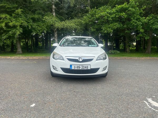 Vauxhall Astra Hatchback, Diesel, 2011, White