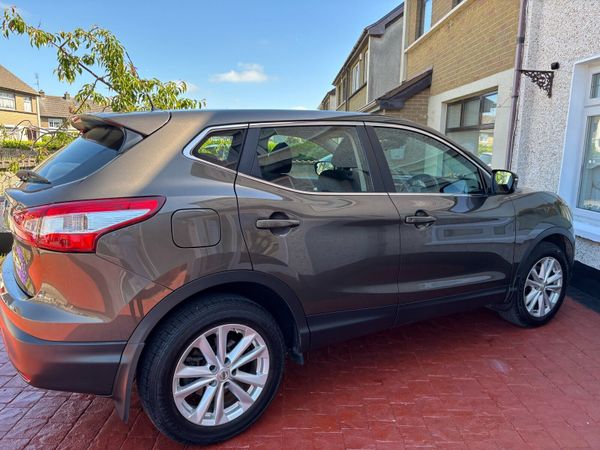 Nissan Qashqai Hatchback, Diesel, 2015, Brown