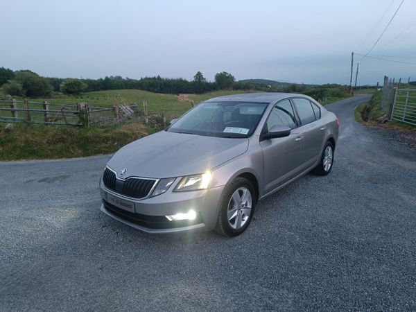 Skoda Octavia Saloon, Diesel, 2017, Yellow