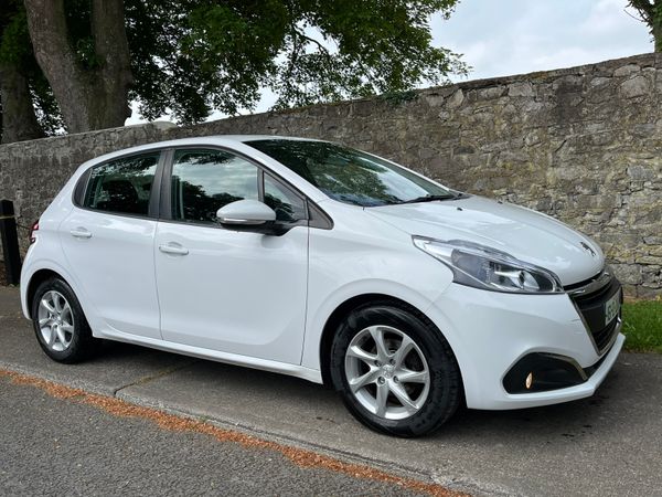 Peugeot 208 Hatchback, Diesel, 2016, White