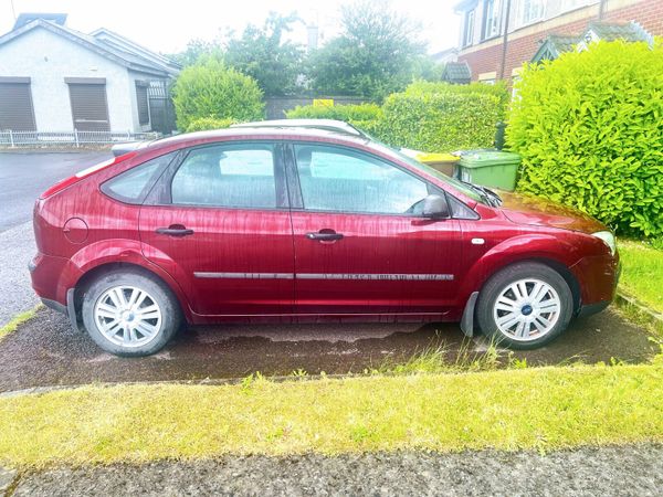 Ford Focus Hatchback, Petrol, 2005, Red
