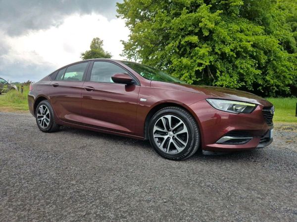 Opel Insignia Hatchback, Diesel, 2021, Red