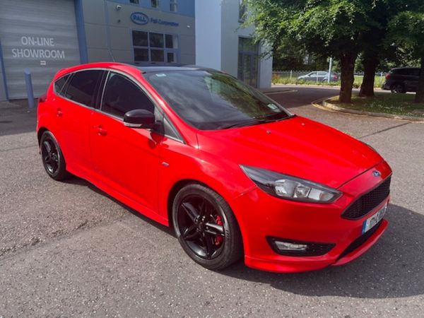 Ford Focus Hatchback, Diesel, 2017, Red