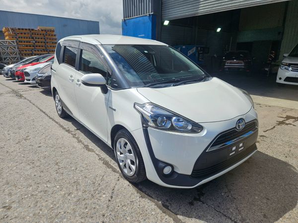 Toyota Sienta MPV, Petrol Hybrid, 2017, White