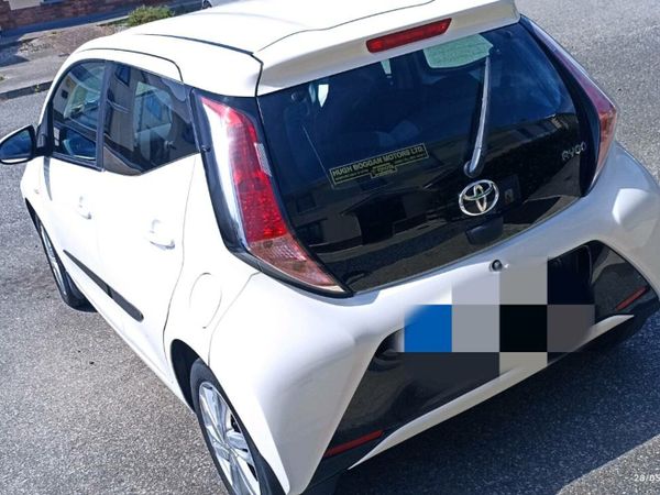 Toyota Aygo Hatchback, Petrol, 2015, White