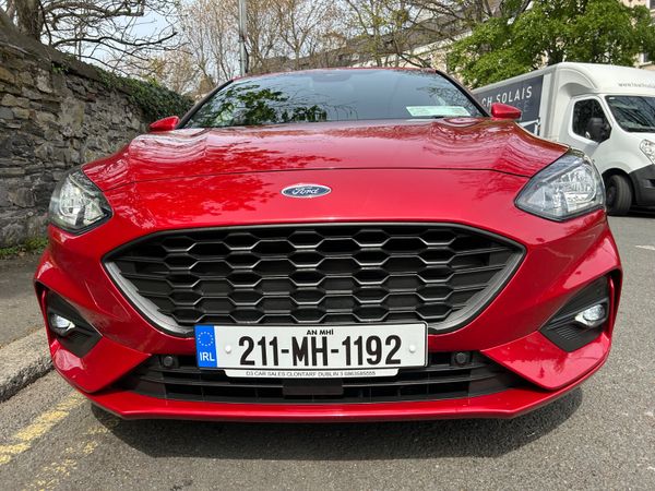 Ford Focus Hatchback, Petrol, 2021, Red