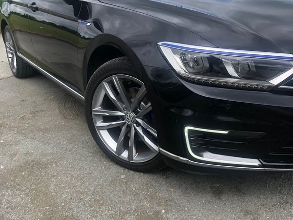 Volkswagen Passat Saloon, Petrol Hybrid, 2017, Black