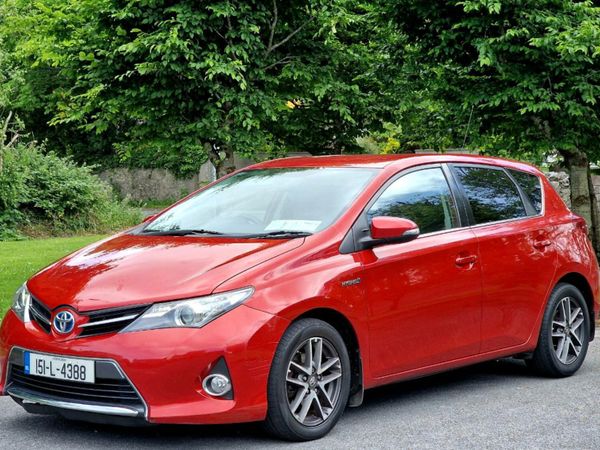 Toyota Auris Hatchback, Petrol Hybrid, 2015, Red