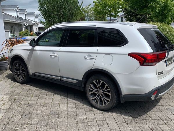 Mitsubishi Outlander SUV, Diesel, 2016, White