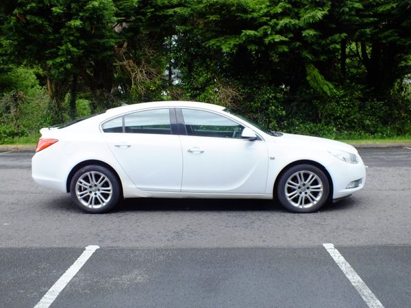 Vauxhall Insignia Hatchback, Diesel, 2011, White