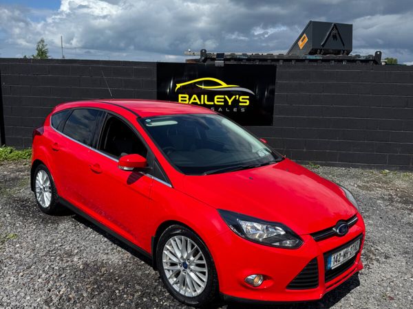 Ford Focus Hatchback, Petrol, 2014, Red