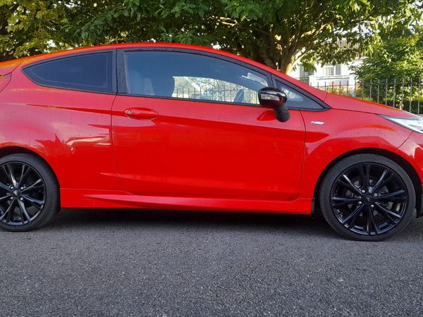 Ford Fiesta Hatchback, Petrol, 2017, Red