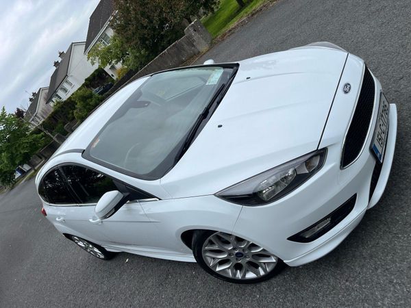 Ford Focus Hatchback, Petrol, 2015, White