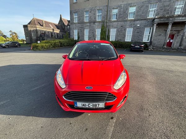 Ford Fiesta Hatchback, Petrol, 2014, Red