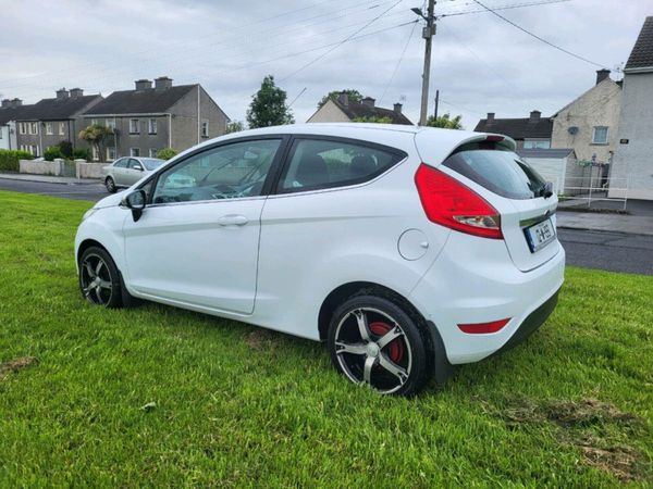 Ford Fiesta Hatchback, Petrol, 2012, White