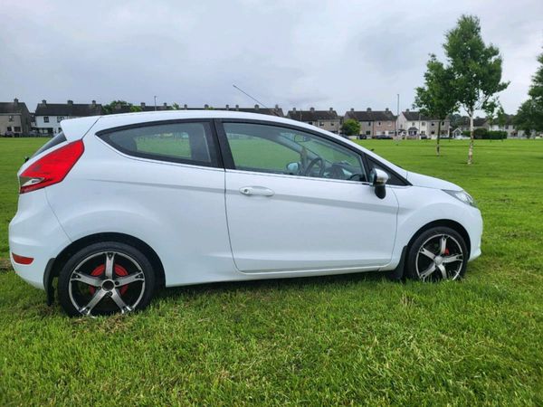 Ford Fiesta Hatchback, Petrol, 2012, White