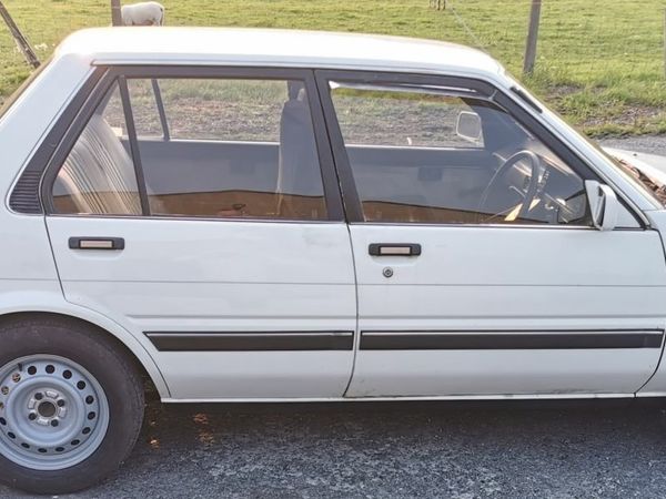 Toyota Corolla Saloon, Petrol, 1987, White