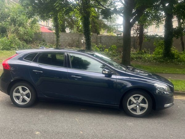 Volvo V40 Hatchback, Diesel, 2015, Blue