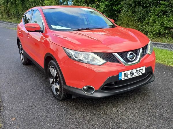 Nissan Qashqai Hatchback, Diesel, 2016, Red