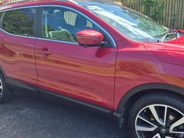 Nissan Qashqai Hatchback, Diesel, 2015, Red