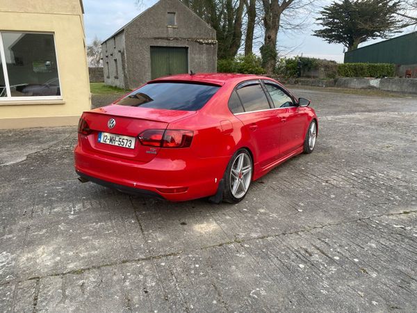 Volkswagen Jetta Saloon, Diesel, 2012, Red