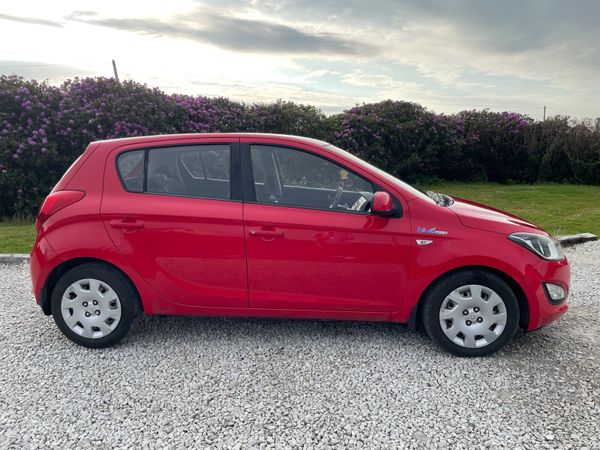Hyundai i20 Hatchback, Diesel, 2013, Red