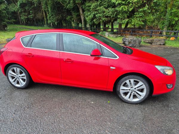 Vauxhall Astra Hatchback, Diesel, 2011, Red