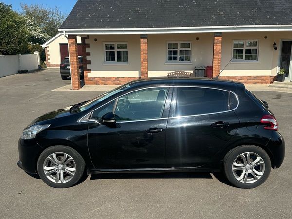 Peugeot 208 Hatchback, Diesel, 2014, Black