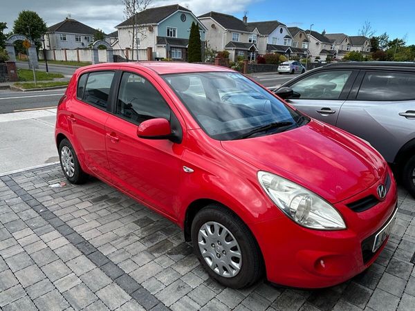 Hyundai i20 Hatchback, Petrol, 2010, Red