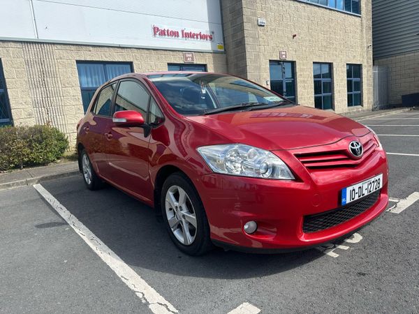 Toyota Auris Hatchback, Petrol, 2010, Red