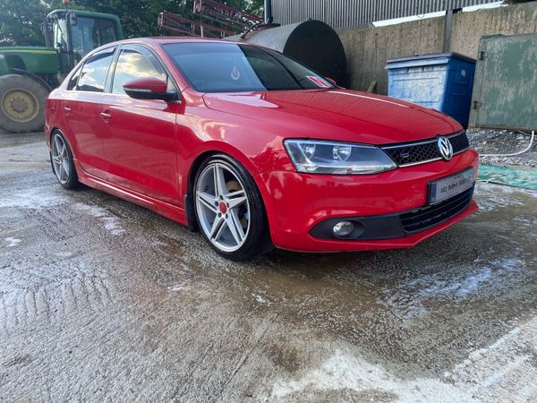 Volkswagen Jetta Saloon, Diesel, 2012, Red