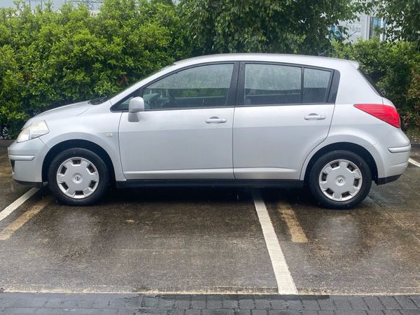 Nissan Tiida Hatchback, Petrol, 2011, Gold